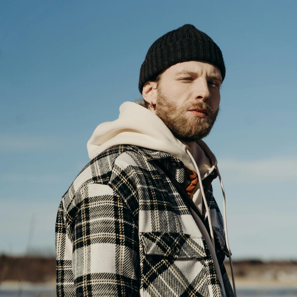 ¿Es caspa lo que me sale en la barba? Descubre qué son esas escamas blancas que te salen en la cara cuando te dejas barba de 5 días.