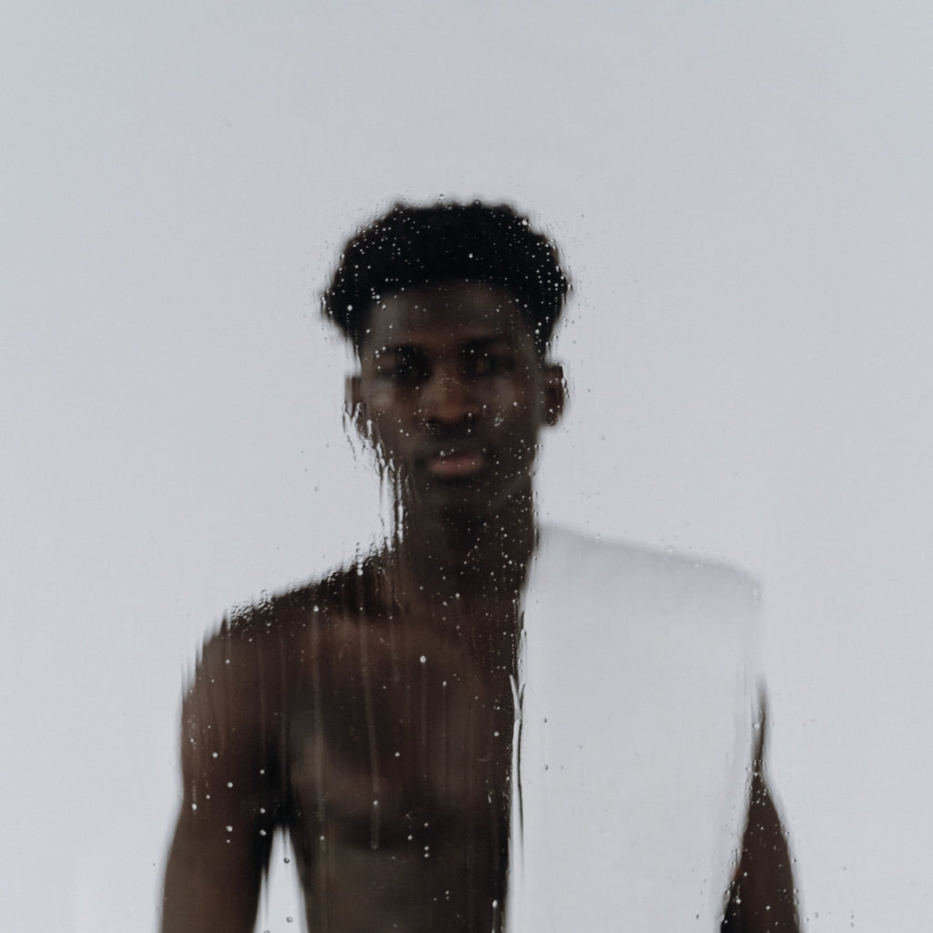 Este es el paso más importante en la rutina facial para hombre, y no te lo debes saltar