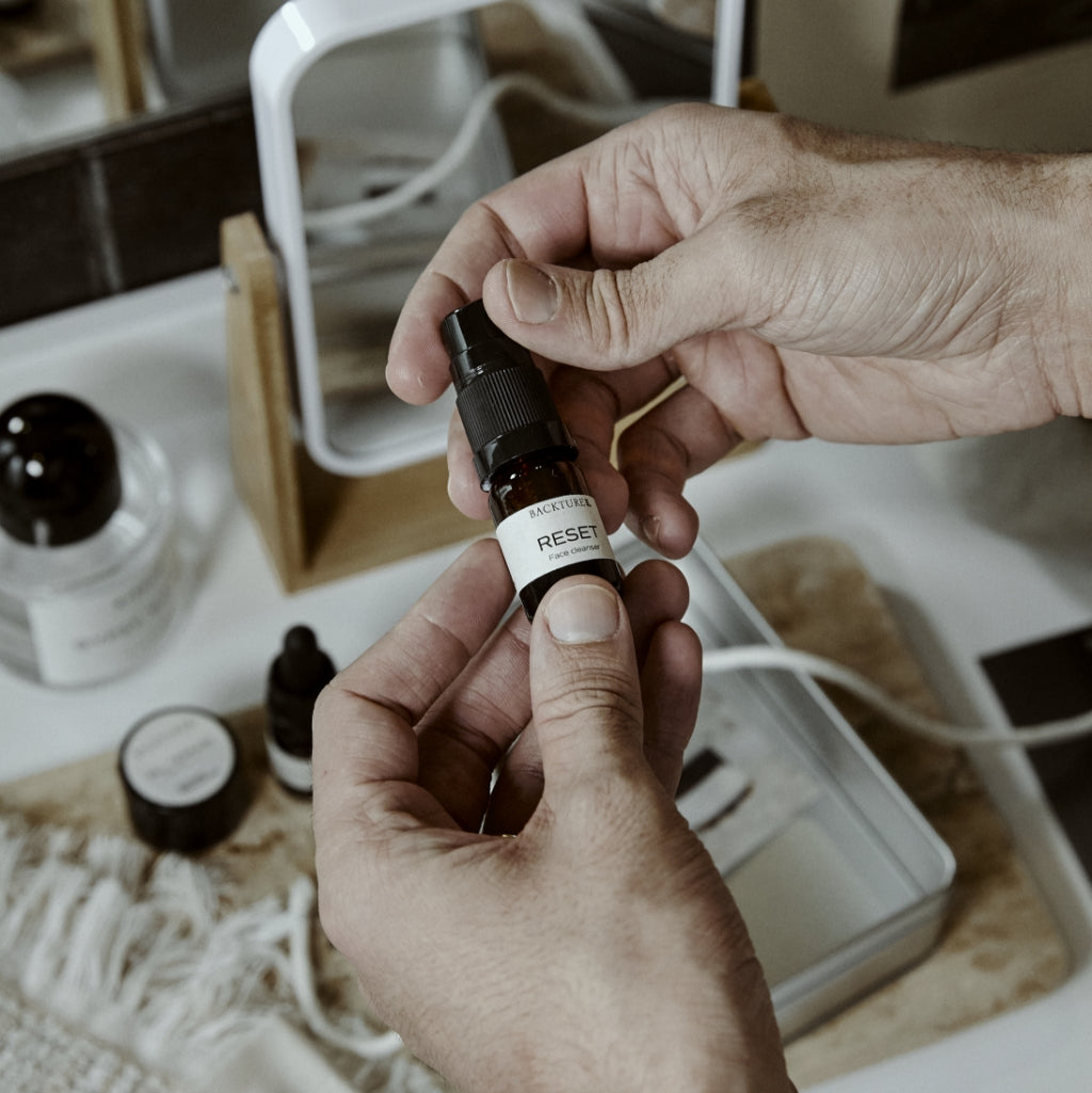 Cómo conseguir ser constante en tu rutina facial gracias a este kit cosmético para hombre.