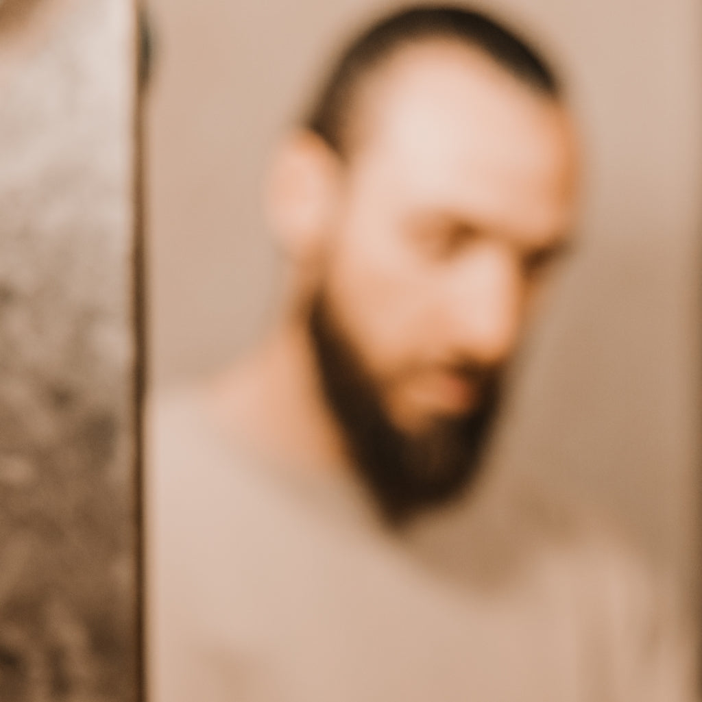 Di por fin adiós a los brillos, los granitos y los puntos negros, gracias a este duo skincare para cuidar de la piel grasa en el hombre