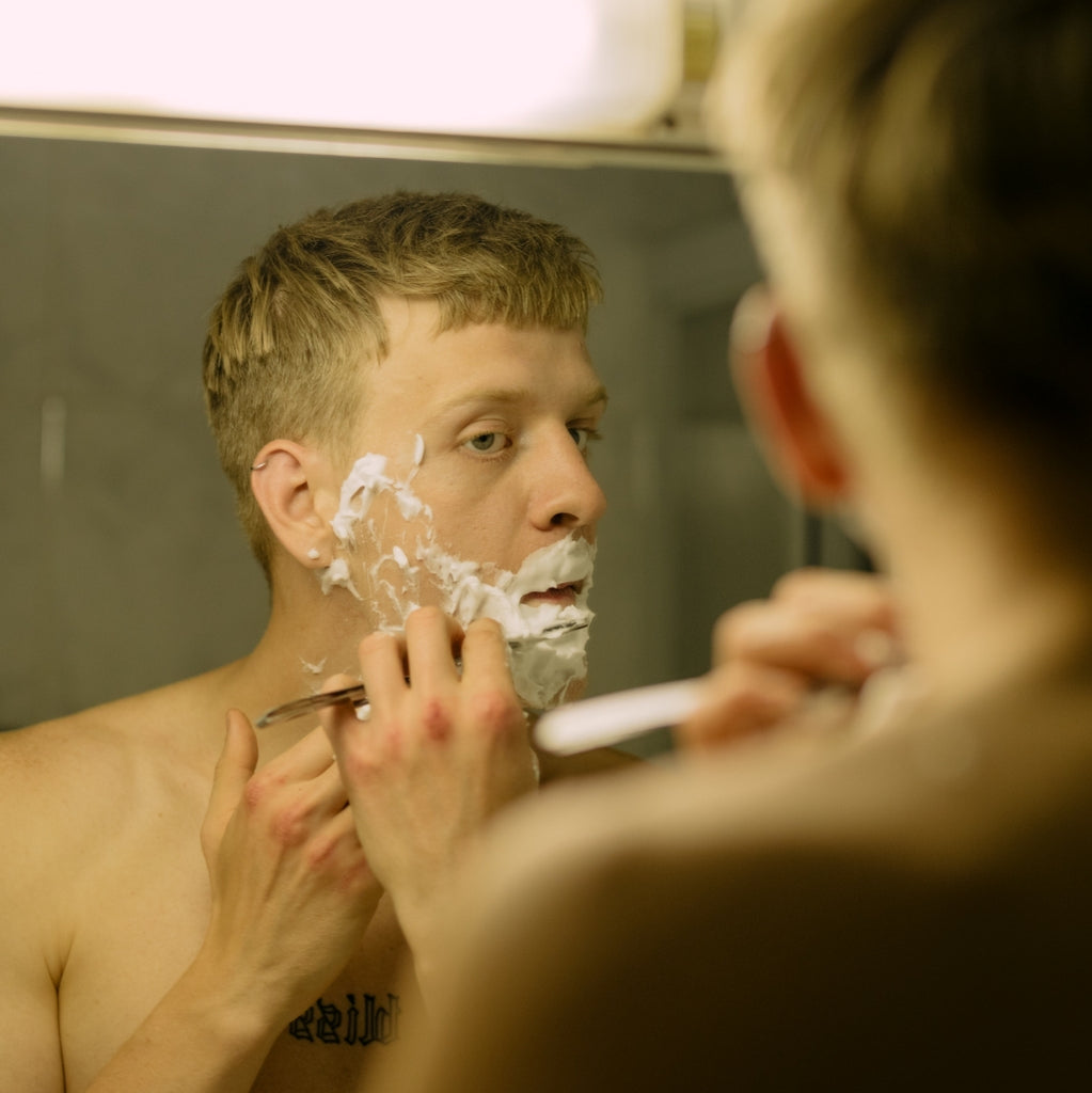 El paso a paso para una rutina de afeitado que proteja y cuide de la piel del hombre