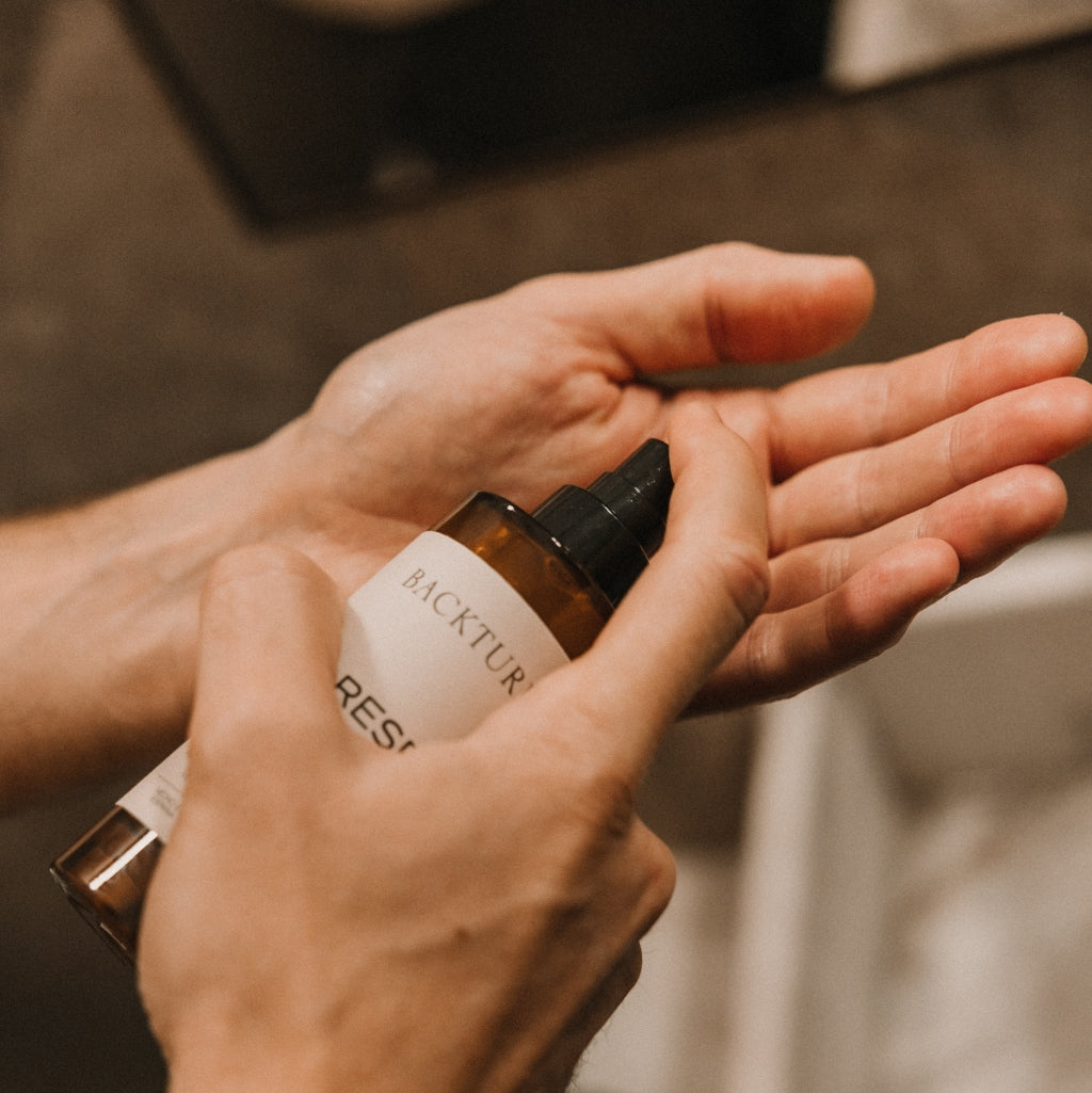 Esta es la forma correcta de aplicarte productos de cuidado facial para el hombre (vs. la incorrecta)