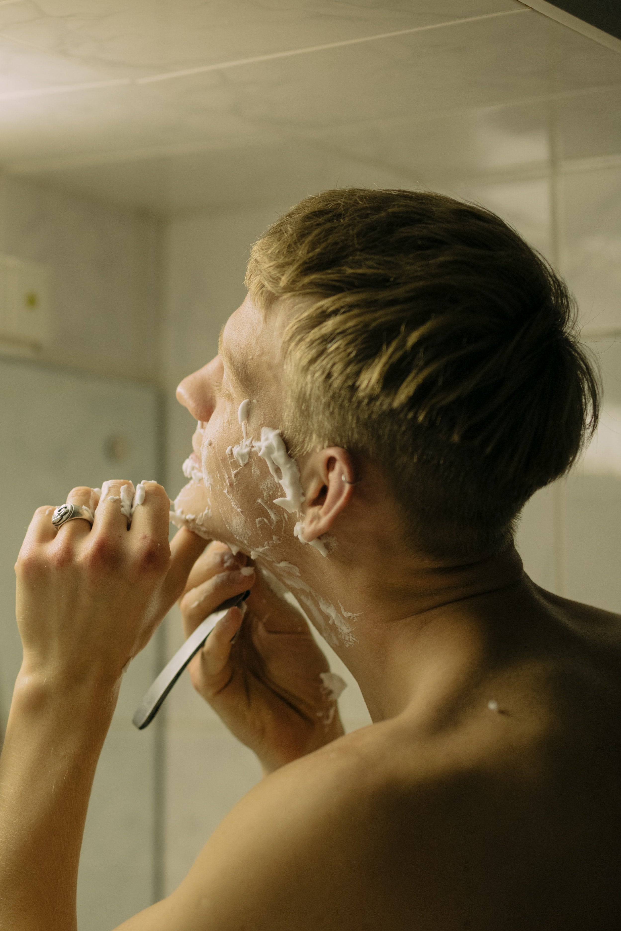 La importancia del aftershave para mantener la piel del hombre sana