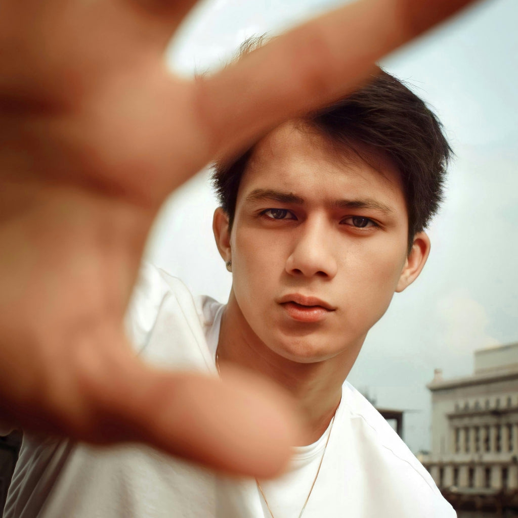 Los errores más frecuentes en hombres con piel grasa, y lo que debes buscar en la rutina de skincare masculina para evitarlos