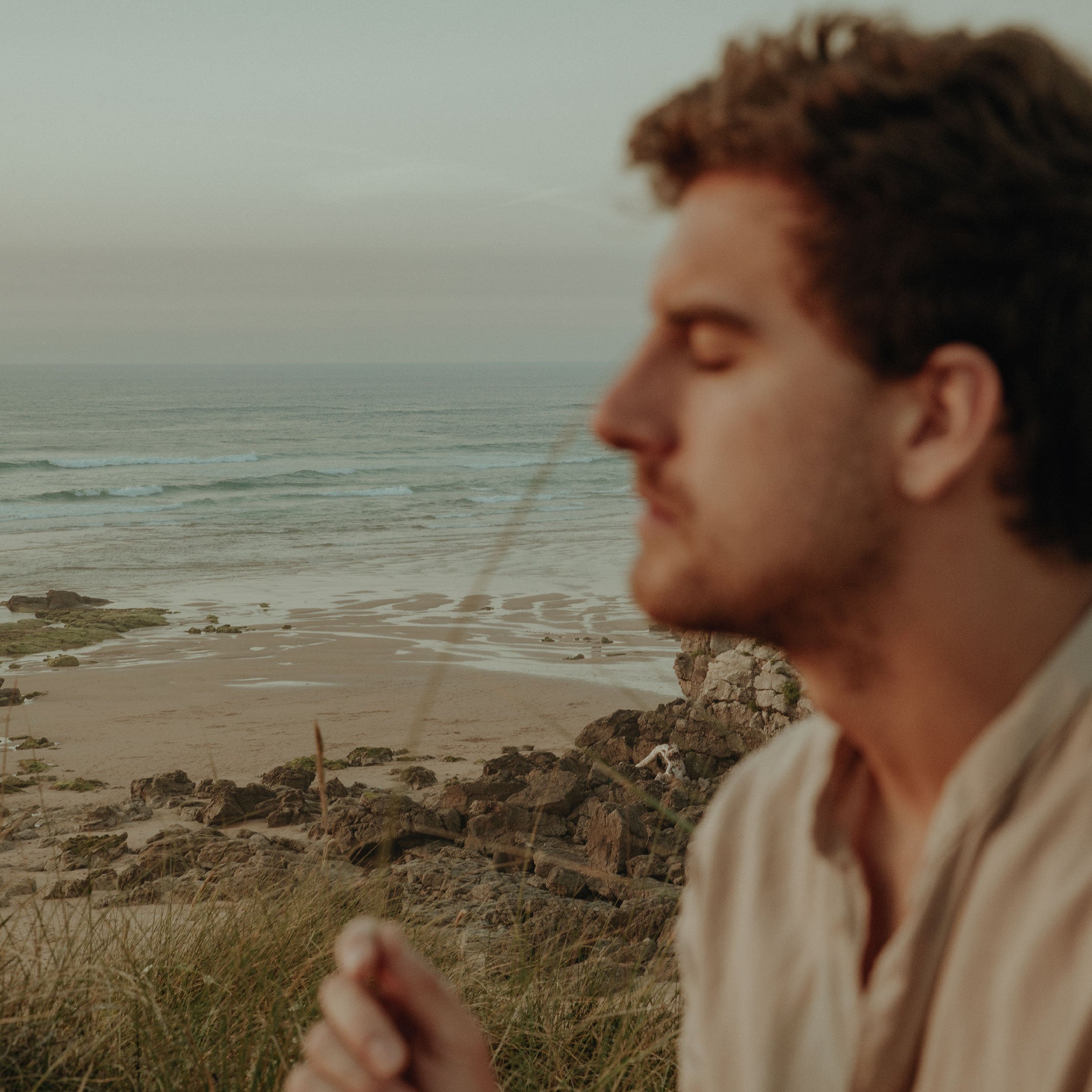 Calma tu piel y tu mente gracias a la cosmética orgánica masculina formulada con activos botánicos naturales.